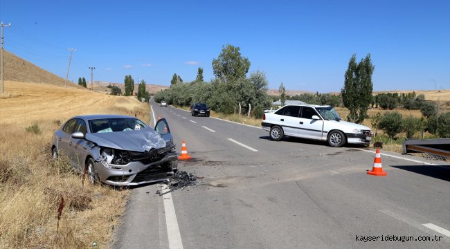 Sivas'ta otomobiller çarpıştı: 1'i ağır 6 yaralı 