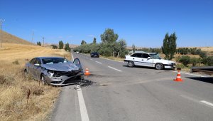 Sivas'ta otomobiller çarpıştı: 1'i ağır 6 yaralı 