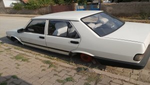 Sivas'ta park halindeki otomobilin lastikleri ve jantları çalındı 