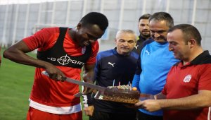Sivasspor'da Isaac Cofie'ye sürpriz doğum günü kutlaması 