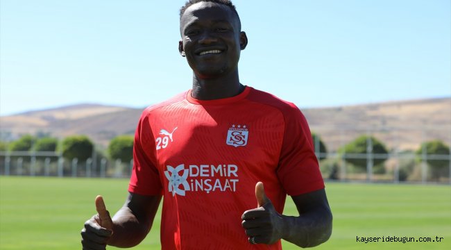 Sivasspor'un yeni transferi Casimir Ninga, "Takımın çok güzel bir atmosferi var"
