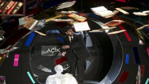 "Sonsuzluk Kitabevi" 40 yıl sonra Devlet Tiyatroları sahnesinde prömiyer yaptı