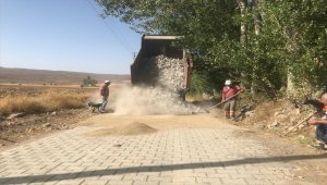 Ulaş'ta kilit parke taşı döşeme çalışmaları devam ediyor