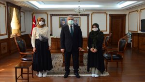 Vali Akın, başarılı gençleri ödüllendirdi