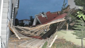 Yozgat'ta şiddetli rüzgar 2 binanın çatısını uçurdu