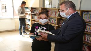 Yozgat Valisi Polat, halk kütüphanesini ziyaret etti
