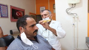 Ailesinin 6. kuşak temsilcisi berber, müşterilerini şiir okuyarak tıraş ediyor