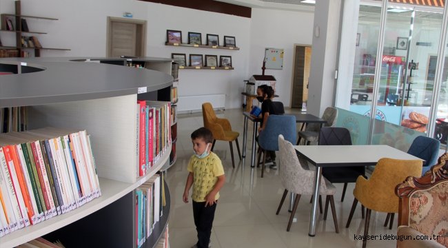 Akdağmadeni Belediyesince kurulan kütüphane hizmete açıldı