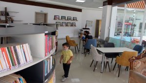 Akdağmadeni Belediyesince kurulan kütüphane hizmete açıldı