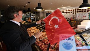 Aksaray'da 29 Ekim Cumhuriyet Bayramı dolayısıyla bayrak dağıtıldı