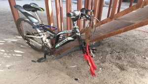 Aksaray'da bisiklet tekeri hırsızlığı güvenlik kamerasına yansıdı