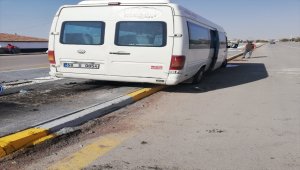 Aksaray'da minibüs ile otomobil çarpıştı: 12 yaralı