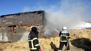 Aksaray'da yaklaşık 5 bin saman balyası yandı