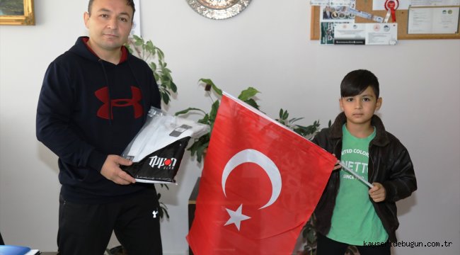 Ankaralı 11 yaşındaki İbrahim'in bayrak sevgisi ödüllendirildi