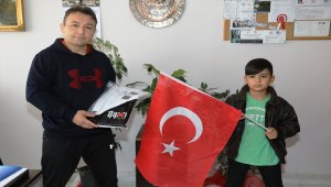 Ankaralı 11 yaşındaki İbrahim'in bayrak sevgisi ödüllendirildi