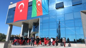 Azerbaycanlı sanatçı Azerin'e Gölbaşılı gençlerden "Çırpınırdı Karadeniz" şarkılı sürpriz