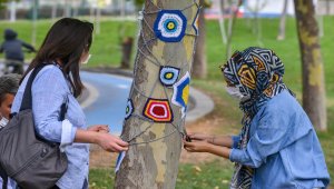 Başkentte şiddet mağduru kadınların süs örgüleri ağaçlara giydirildi