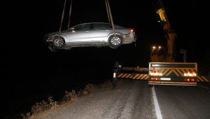Beyşehir'de otomobil uçurumdan kayalıklara düştü: 1 yaralı
