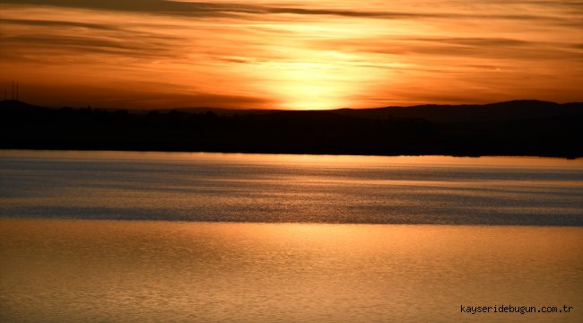 Bozkırın ortasındaki Tödürge Gölü, huzur veren doğasıyla ziyaretçileri cezbediyor