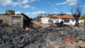 Çankırı'daki bir köyde yaklaşık 2 bin saman balyası yakıldı