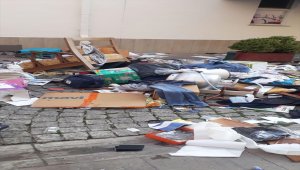 Eskişehir'de evindeki eşyaları sokağa atan kişi tedavi altına alındı