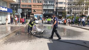 Eskişehir'de polise yakalanan ehliyetsiz sürücü motosikletini ateşe verdi