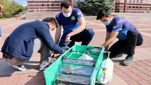 Eskişehir'de üniversite öğrencileri "su yüzeyini temizleyen robot" geliştirdi