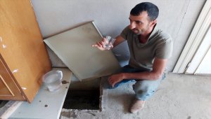 Evinin zemininden çıkan suya çözüm bulamayınca odaya kuyu yaptı