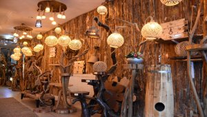 Fırından aldıkları odunla başladıkları ahşap ürün işinde dünyaya açıldılar