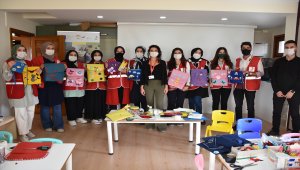 Gönüllülerin tasarladığı çantalar sığınmacı ailelerin çocuklarına hediye edilecek 