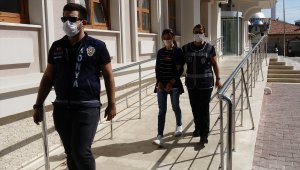 GÜNCELLEME - Konya'da birlikte yaşadığı kişiyi bıçakla öldüren kadın adliyeye sevk edildi
