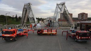 İtfaiye Grup Amirliği kapılarını düğün fotoğrafı çekimi için "gönüllü itfaiyeci" çifte açtı