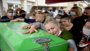 İzmir'deki boşanma davası duruşması öncesi öldürülen kadının cenazesi defnedildi