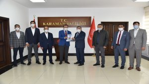 Karaman'da iş insanları öğrencilere tablet hediye etti