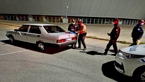 Karantinada olması gereken kişi aracıyla drift yaparken yakalandı 