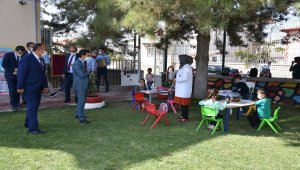 Karapınar'da öğrencilere maske ve kolonya hediye edildi