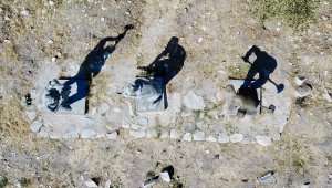 Kayalıkların yamacındaki heykel müzesi ilgi çekiyor