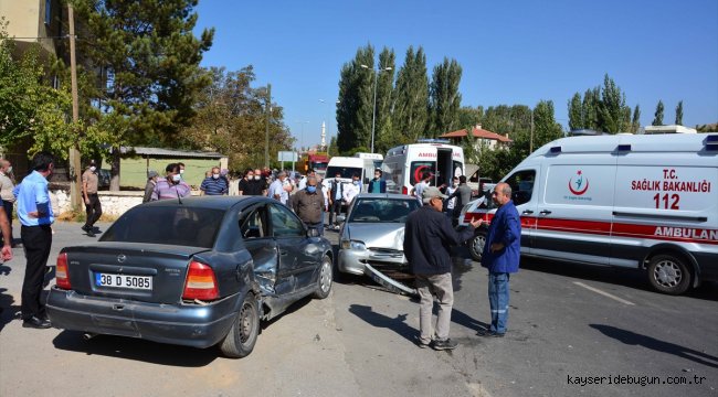 Kayseri'de iki otomobil çarpıştı: 6 yaralı