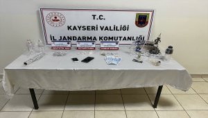 Kayseri'de uyuşturucu operasyonunda komşu 2 şüpheli yakalandı