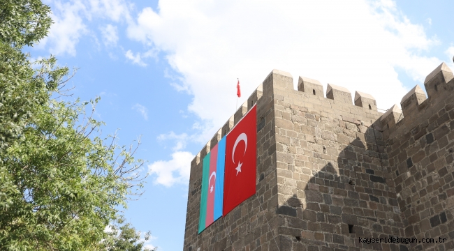Kayseri Kalesinde Azerbaycan Bayrağı. Büyükşehir'den "İki Devlet, Tek Millet" Vurgusu