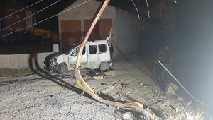 Kırşehir'de elektrik direğine çarpan hafif ticari araç sürücüsü ağır yaralandı 