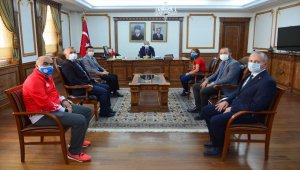 Kırşehir Valisi Akın, başarılı sporcuyu ödüllendirdi