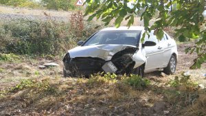 Konya'da elektrik direğine çarpan otomobil devrildi: 3 yaralı