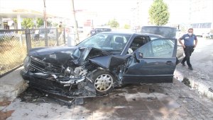 Konya'da iki otomobil çarpıştı: 3 yaralı