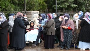 Konya'da kaldırımda yürürken otomobilin çarptığı baba ve oğlunun cenazesi toprağa verildi