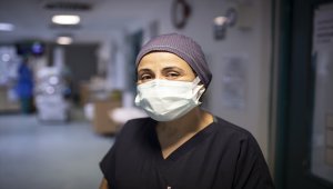Kovid-19'u yenen yoğun bakım uzmanı, şifa vermeye devam ediyor