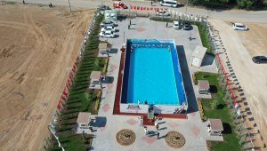 Mamak Belediyesince kurulan portatif havuzda ilk kulaçlar atıldı