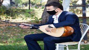 Muhtar, gençleri kötü alışkanlıklardan korumak için bağlama öğretiyor 