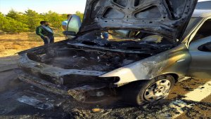 Nallıhan'da seyir halindeki araç yandı