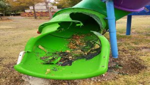 Nallıhan'daki bir parkta çocuk oyun alanına zarar verildi
